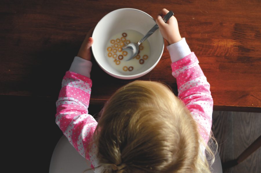 Insegnare ai bambini a usare le posate e mangiare da soli